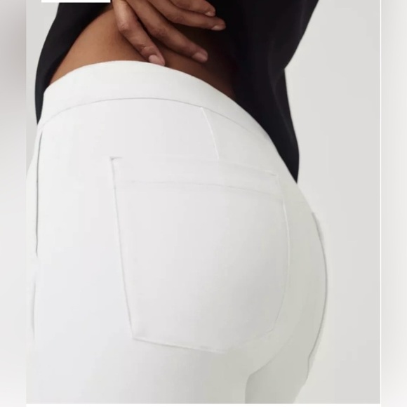 New SPANX Silver Linings Kick Flare Pull-on Pants size Medium in Classic White - Picture 4 of 16